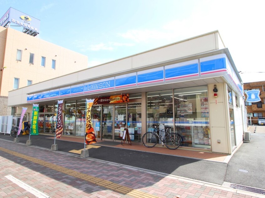 ローソン鶴瀬駅西口店(コンビニ)まで90m みんなの住まい館