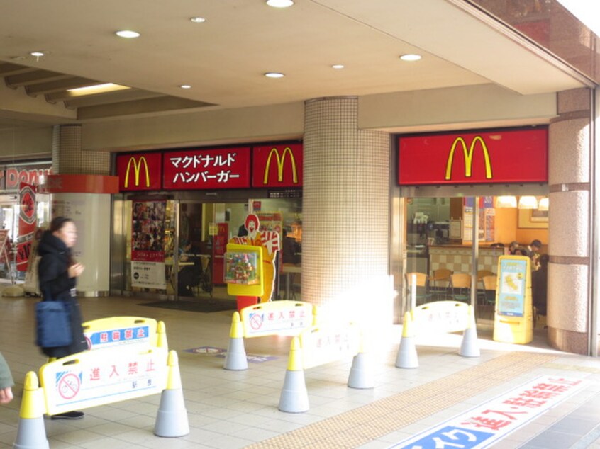 マクドナルド 喜多見マルシェ店(ファストフード)まで1100m アヴァンセ成城b棟