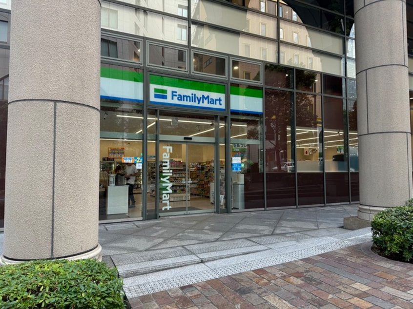 ファミリーマート汐留イタリア街店(コンビニ)まで86m MOMENTO　SHIODOME