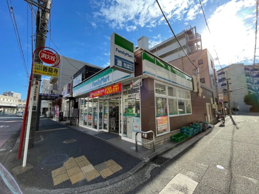 ファミリーマート東白楽駅前店(コンビニ)まで225m ルピナス・イースト