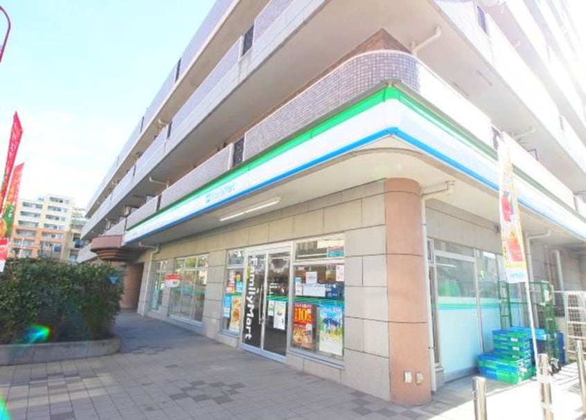 ファミリーマート府中是政5丁目店(コンビニ)まで700m 花岡マンション