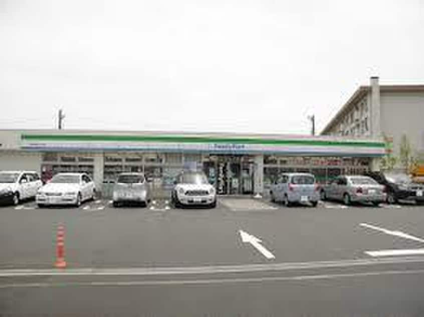 ファミリーマート磯子滝頭三丁目店(コンビニ)まで750m ブリリアンス根岸