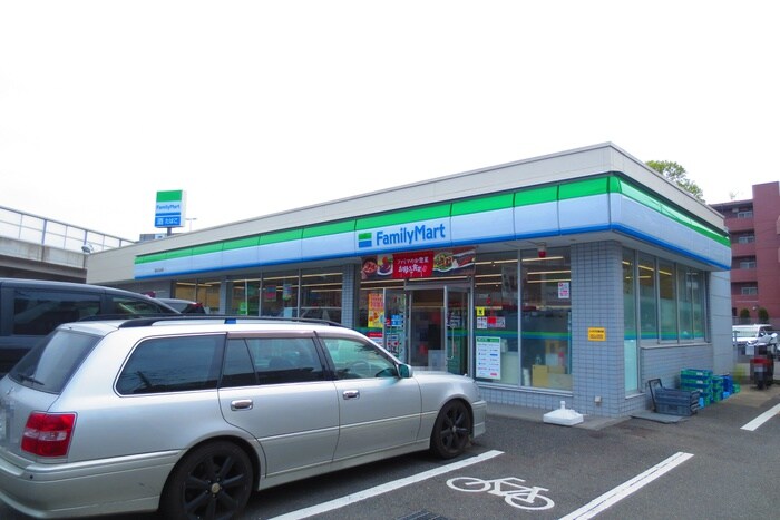 ファミリーマート新石川246店(コンビニ)まで119m リヴェールＭＫ