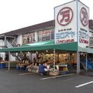 よろずや石田店(スーパー)まで325m ラ・パージュ桜