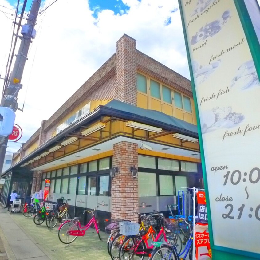 ワイズマート(スーパー)まで770m グランデュール市川E