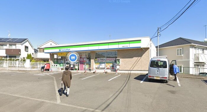 ファミリーマート 平塚おかざき店(コンビニ)まで571m ラヴィ－タ２号
