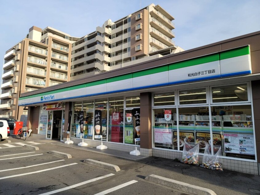 ファミリーマート(コンビニ)まで366m クオーレ