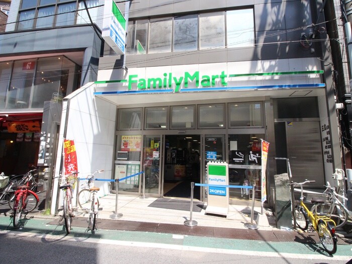 ファミリーマート 経堂駅前店(コンビニ)まで216m ハイツはなぶさ
