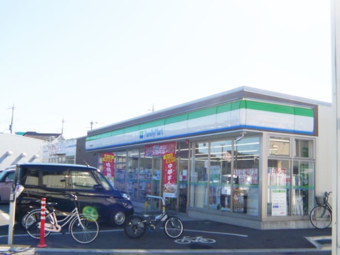 ファミリーマート(スーパー)まで50m コロン