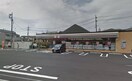 セブン‐イレブン 秦野鶴巻南4丁目店(コンビニ)まで70m モデルノ・カーサ