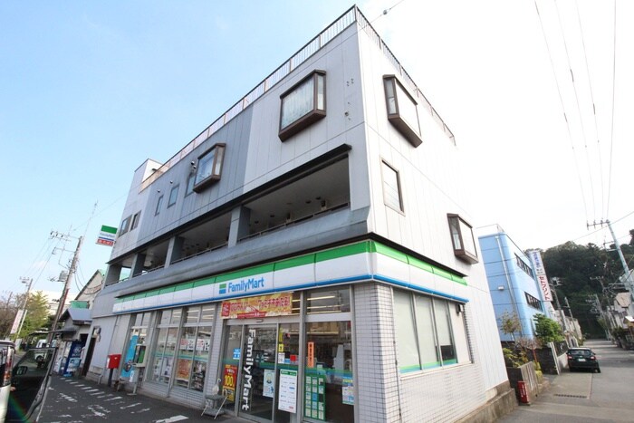 ファミリーマート(コンビニ)まで390m パストラルT　店舗