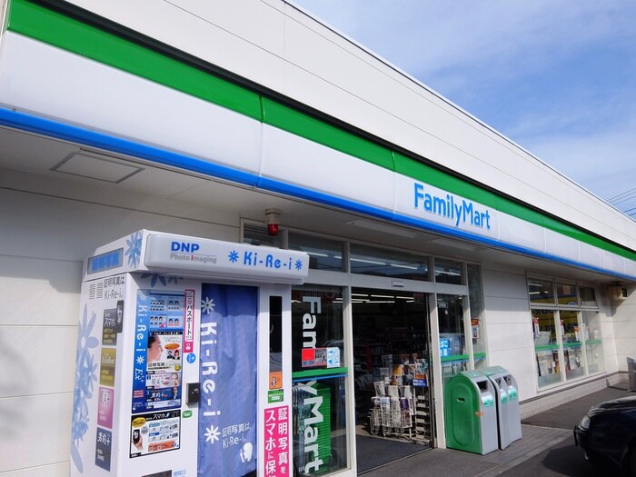 ファミリーマート世田谷中町店(コンビニ)まで378m メゾンプチ