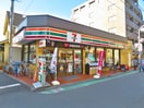 セブンイレブン 世田谷喜多見駅前店(コンビニ)まで737m ドルフ喜多見Ｓ棟