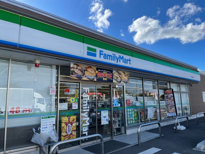 ファミリーマート八潮大曽根店(コンビニ)まで750m リブリ・ヴィレッジ