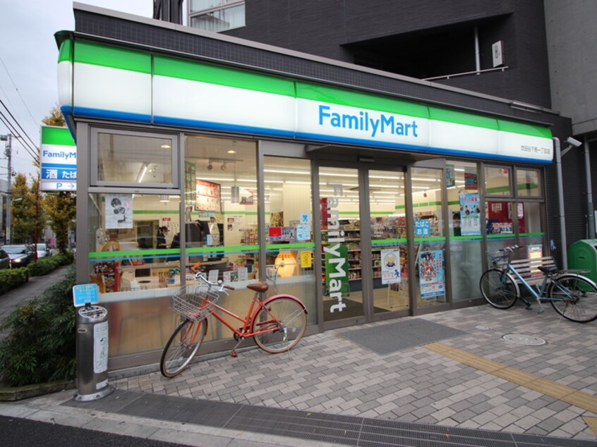ファミリーマート下馬一丁目店(コンビニ)まで450m メゾーネ下馬