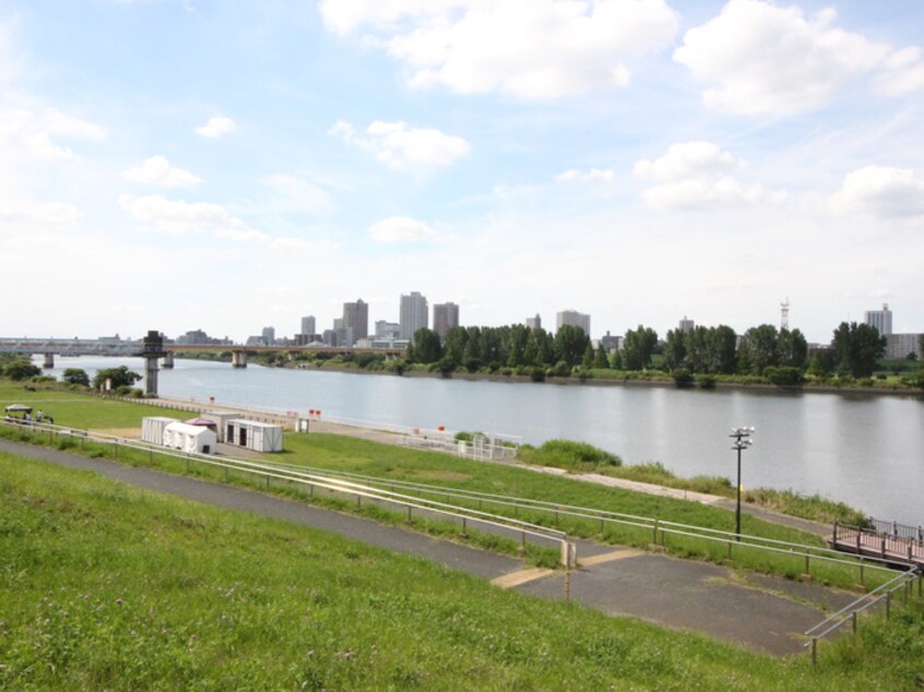 岩淵河川敷(公園)まで825m アイエスハイツⅡ