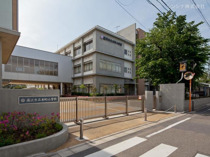 本町小学校(小学校)まで632m メゾン・クレ－ル