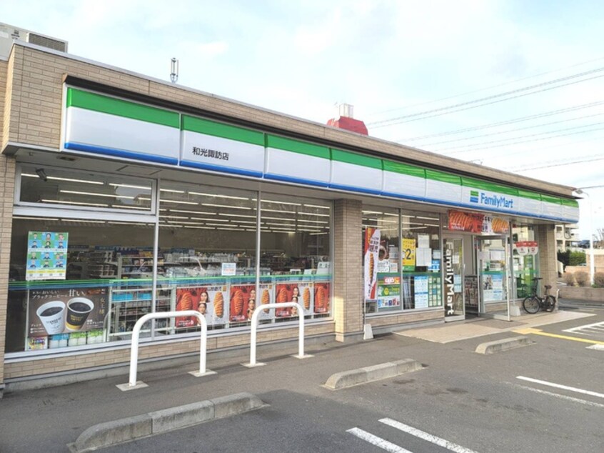 ファミリーマート(コンビニ)まで351m グリ－ンヴィレッヂ