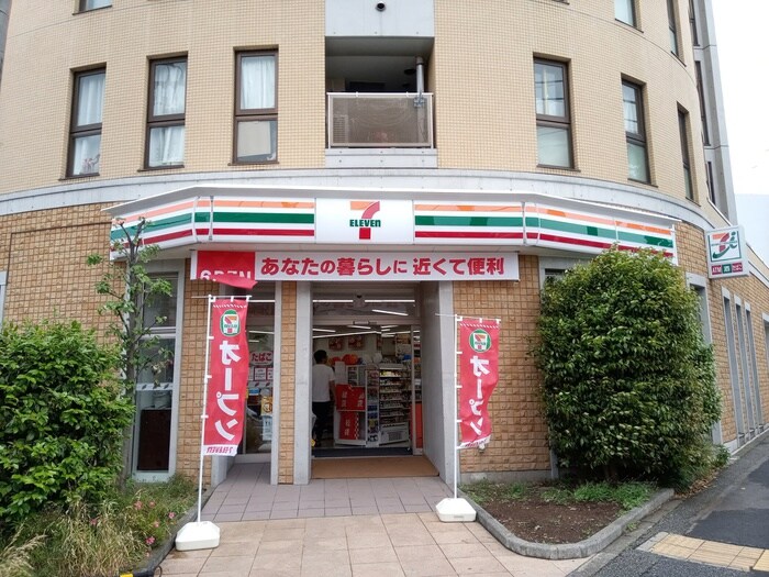 セブンイレブン世田谷新代田駅前店(コンビニ)まで52m ル－ブル下北沢弐番館(702)