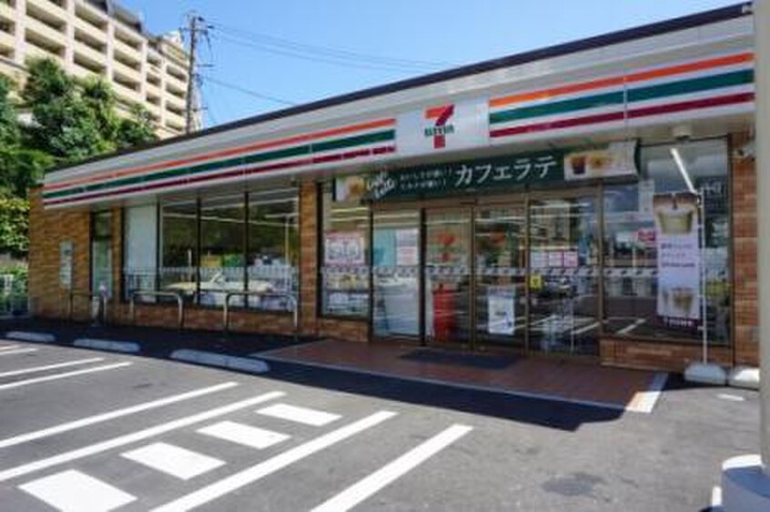 セブンイレブン横浜永田台店(コンビニ)まで636m ヴィラヤマナカⅡ