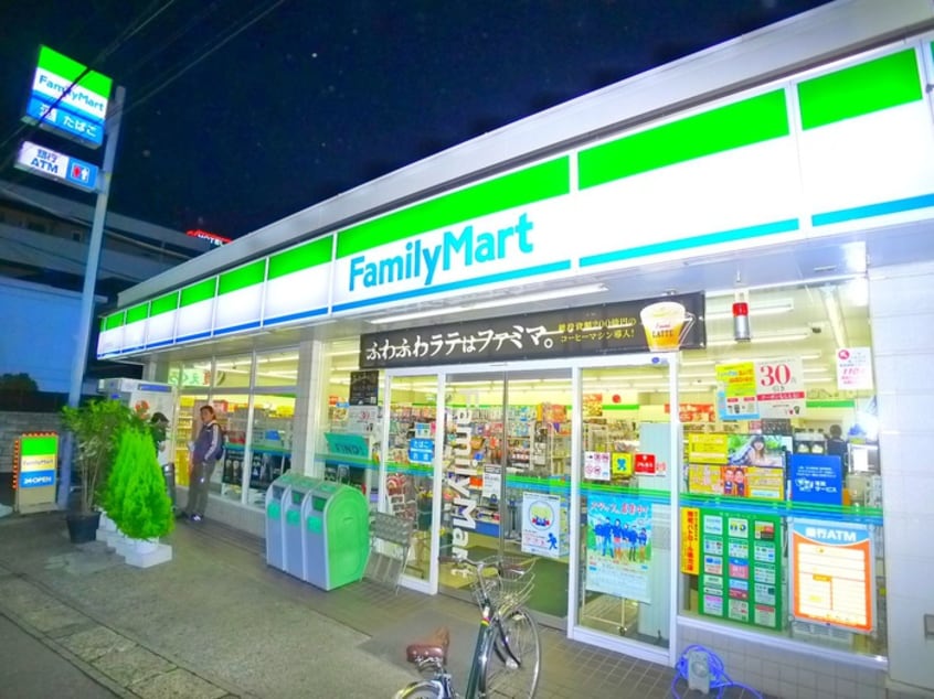 ファミリーマート(コンビニ)まで120m 佐藤マンション１