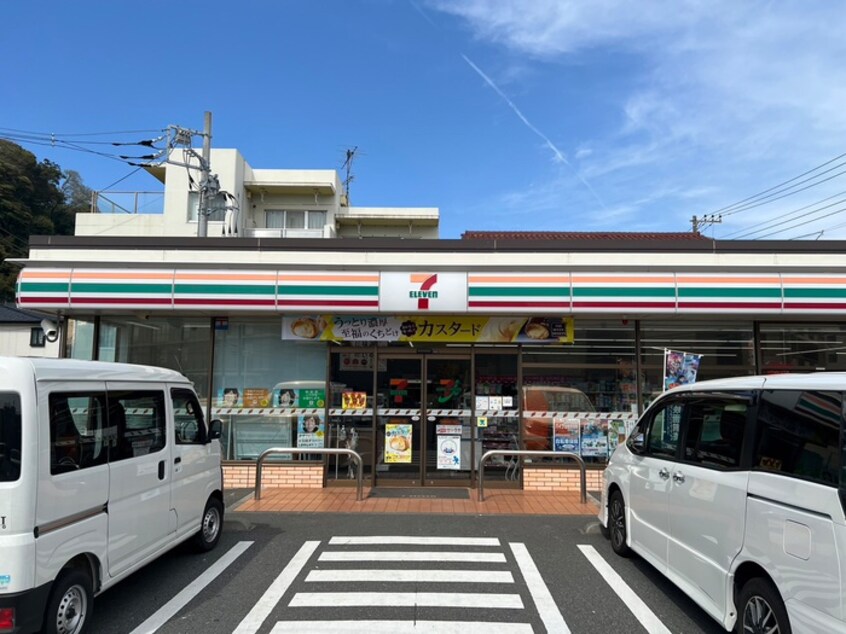 セブンイレブン横須賀根岸町５丁目店(コンビニ)まで726m ベルピアコ－ラス京急新大津１B