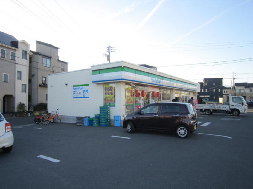 ファミリーマート(コンビニ)まで688m ダイモンハイツ
