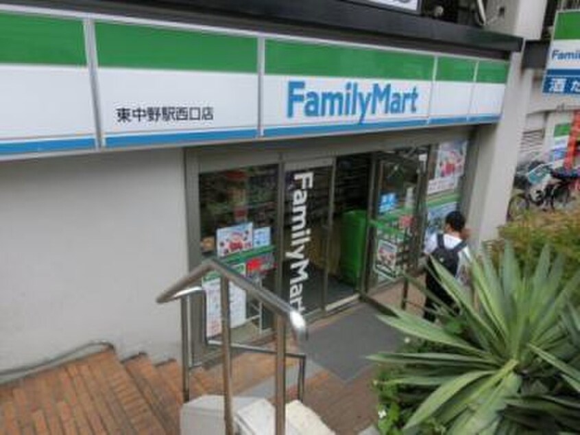 ファミリーマート 東中野駅西口店(コンビニ)まで101m アパートメント435