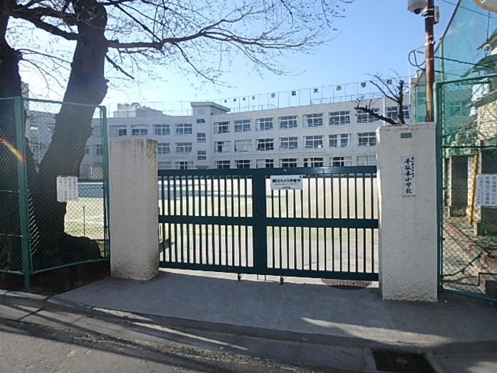 文京区立千駄木小学校(小学校)まで167m クレインズテラス