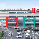 ニトリヤマダデンキ(電気量販店/ホームセンター)まで1020m エストレジデンス狛江