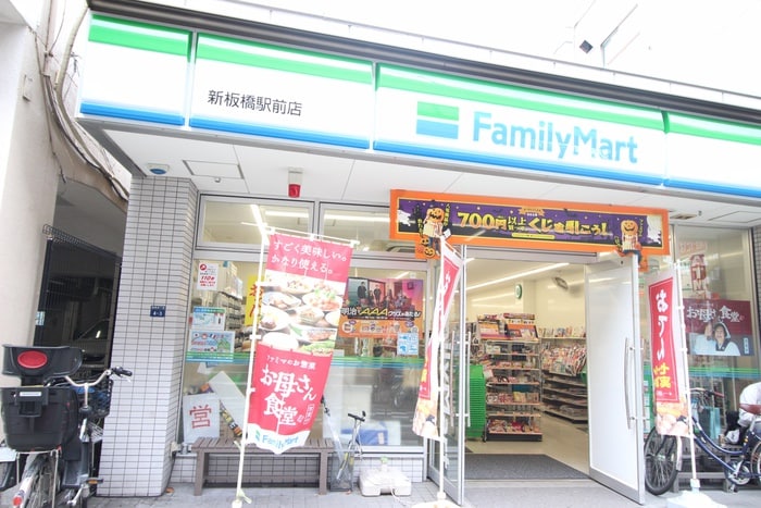 ファミリーマート(コンビニ)まで130m コンフォリア・リヴ板橋