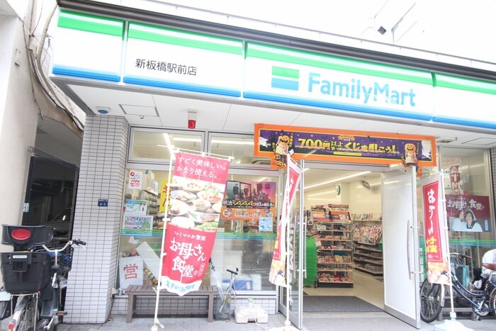 ファミリーマート(コンビニ)まで130m コンフォリア・リヴ板橋