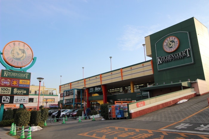 キッチンコート(その他飲食（ファミレスなど）)まで1050m メゾンドトゥエンティスリー