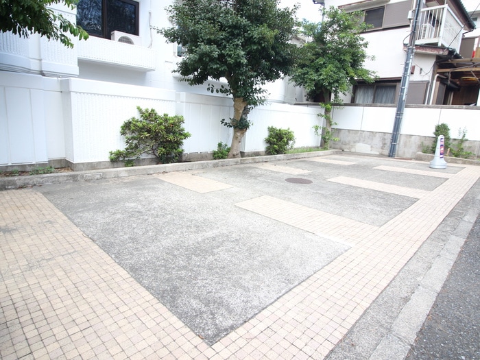 駐車場 湘南槇町ヴィラ