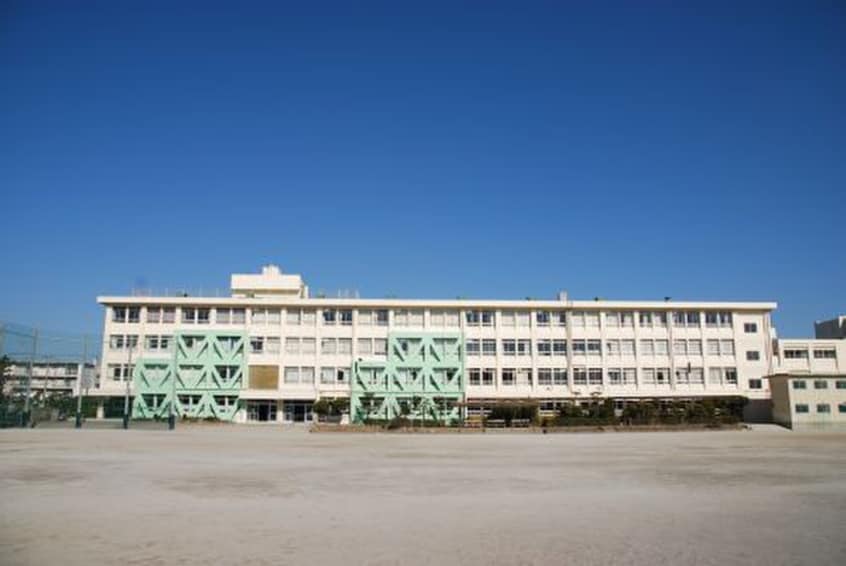 藤沢市立高浜中学校(中学校/中等教育学校)まで950m 湘南槇町ヴィラ