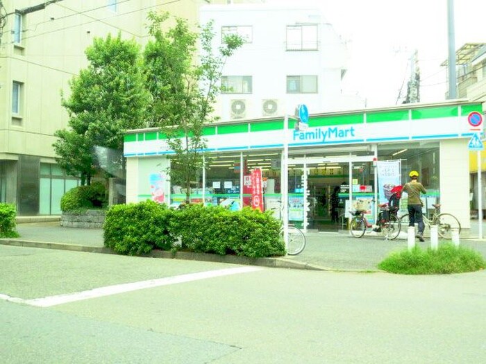 ファミリーマート世田谷新町店(コンビニ)まで82m グリュックハイム