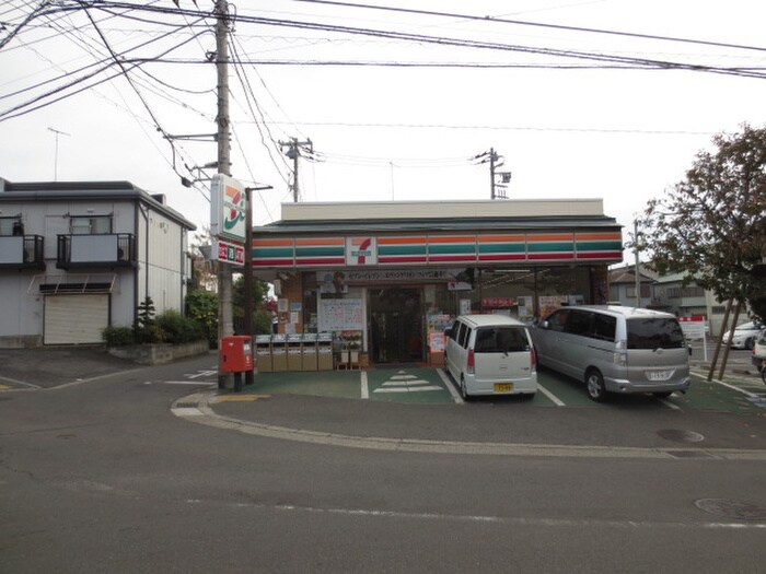 セブンイレブン 秦野鶴巻南4丁目店(コンビニ)まで299m ホワイトバーチ鶴巻南