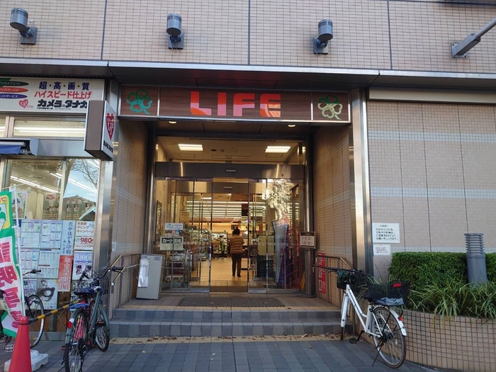 ライフ(スーパー)まで1400m エメラルドコーポ