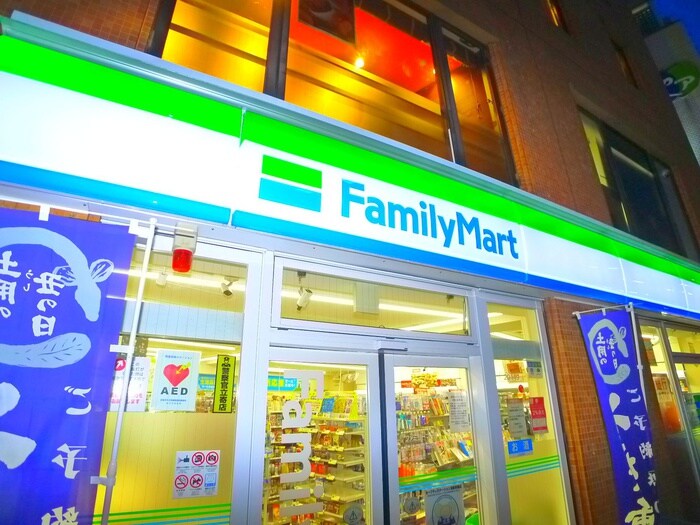 ファミリーマート(コンビニ)まで990m コンフォール