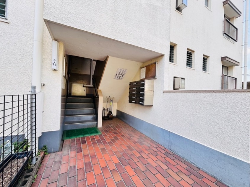 エントランス部分 左近山団地3街区25号棟（508）