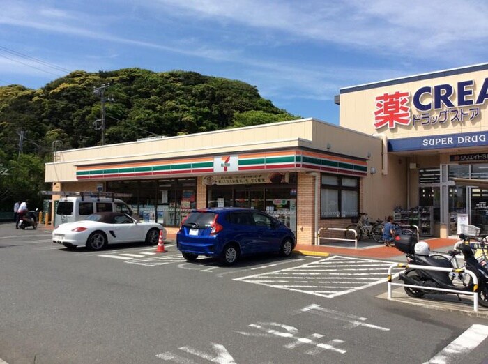 セブンイレブン津西店(コンビニ)まで220m クレ－ルⅡ