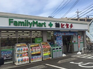 ファミリーマート＋薬ヒグチ川崎戸手本町店(コンビニ)まで774m Coffret（コフレ)