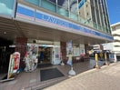 ローソン 中山駅前店(コンビニ)まで720m グランフィールズⅠ