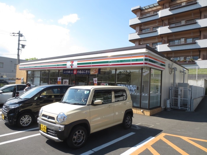 セブンイレブン横浜市ヶ尾東店(コンビニ)まで241m フラワーハイツ