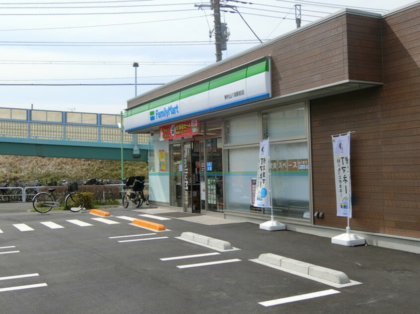 ファミリーマート東村山八坂駅前店(コンビニ)まで406m 山本レジデンスＥ
