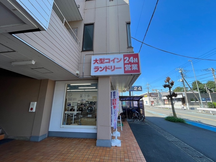 コインランドリー入間春日店(ビデオ/DVD)まで550m けやきハイツ