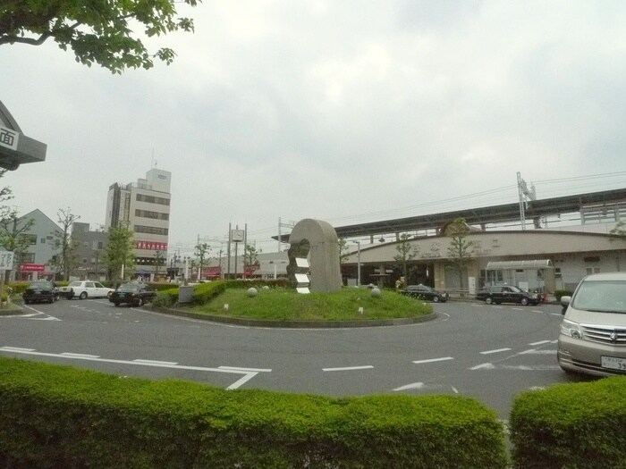 谷塚駅ロータリー(その他飲食（ファミレスなど）)まで562m アヴェイル早坂３