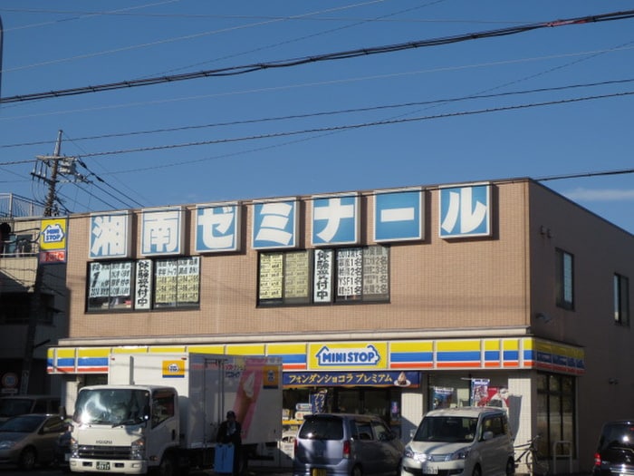 ミニストップ(コンビニ)まで114m Ｌｏｓ　ｃｉｎｃｏ　ｓｏｌａｒ