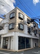 カ－サ・トミ－の外観