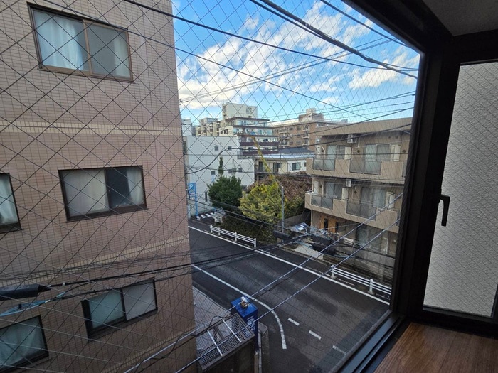 室内からの展望 カ－サ・トミ－